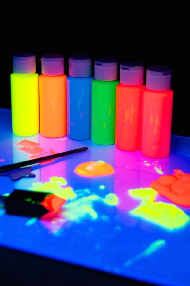 creative-ideas-diy-glow-stick-galaxy-glow-in-the-dark-jars