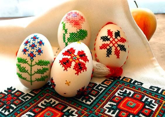 These embroidered Easter eggs are beautiful