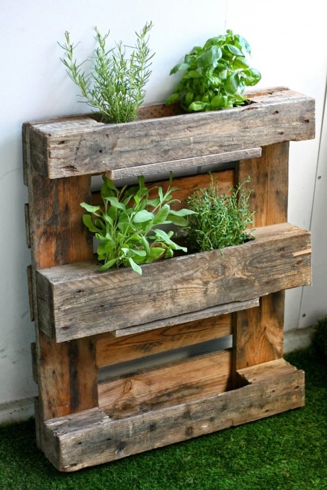 This pallet herb rack is easy to make and practical.