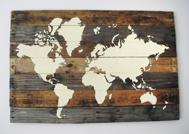 Make a world map from recycled pallets to decorate your home.