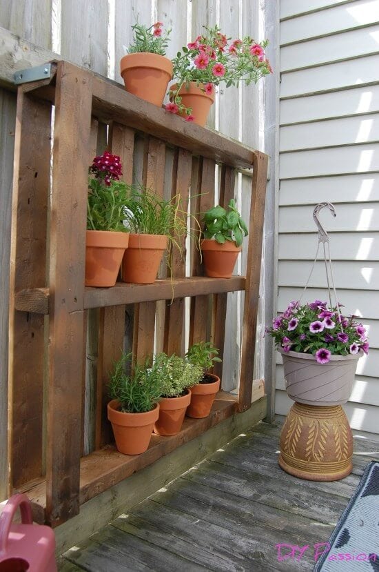 Make a pallet garden to store outdoor plants.