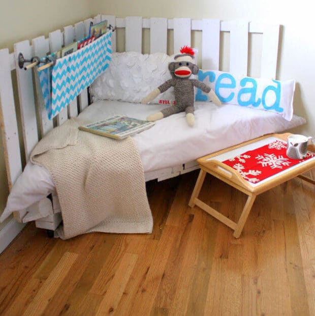 Upcycle a pallet and createa a DIY reading nook tutorial