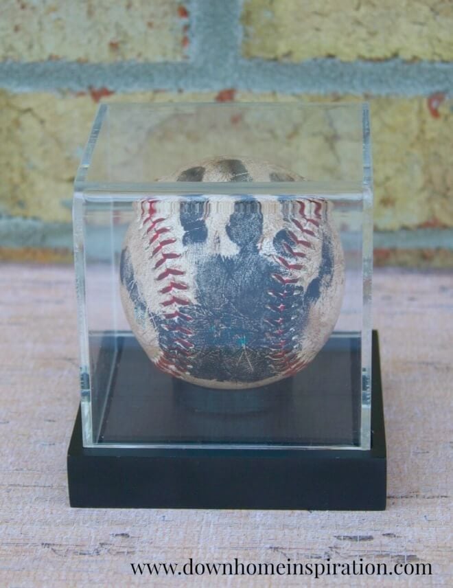 Does dad love baseball? The perfect Father's Day gift has to be this commemorative handprint Baseball Keepsake