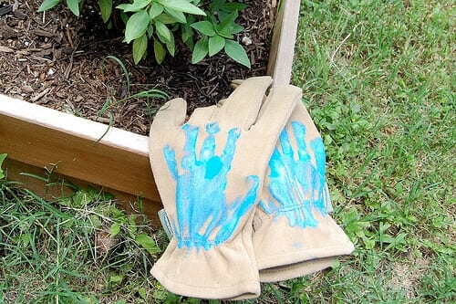 These Helping Hands Gardening Gloves are the perfect gift for the gardening father this Father's Day.