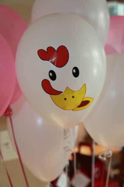 boys barnyard themed birthday party balloon decoration ideas