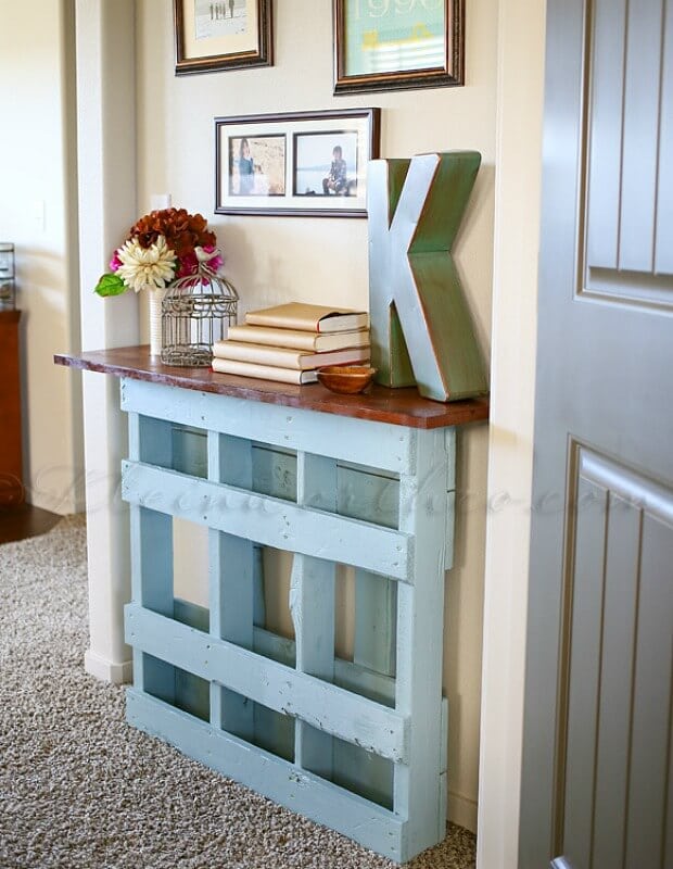 Make your own console table out of a pallet.
