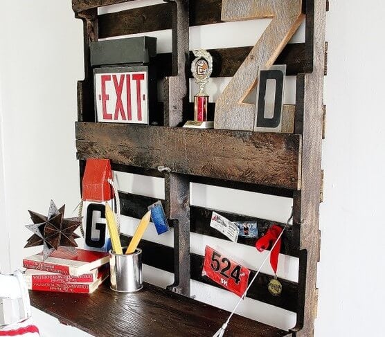 If you're tight on space, make this DIY fold-up pallet desk.