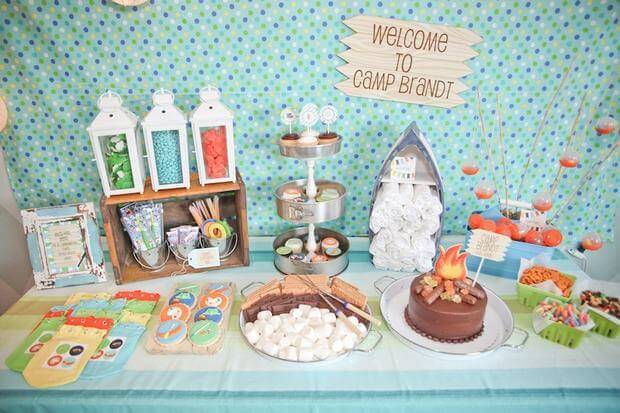 Table à dessert pour fête d'anniversaire en camping