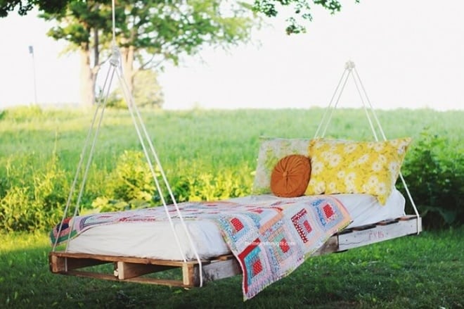 This pallet swing bed is a luxurious way to spend time outside and you can make it yourself.