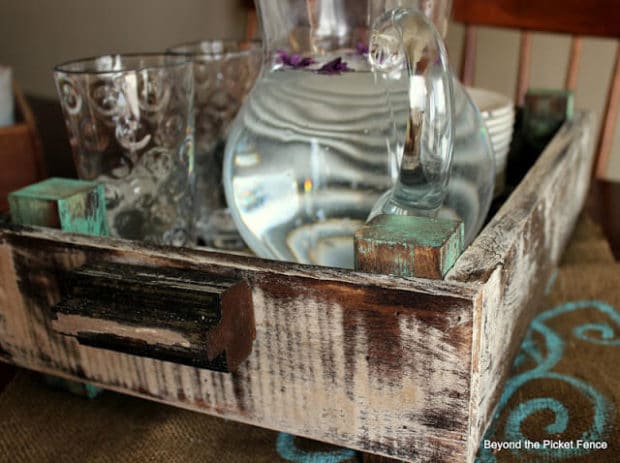 Make a tray out of pallets.