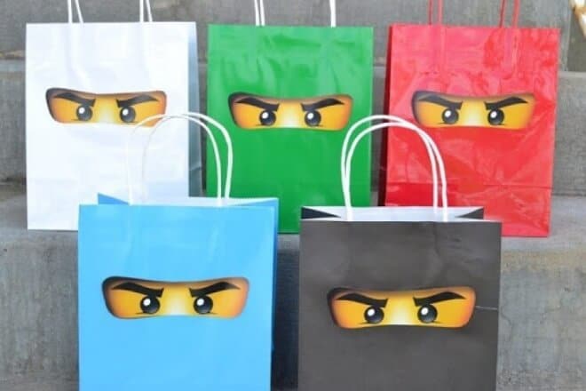 These Lego Ninjago favor bags will leave your guests wishing your party could continue.