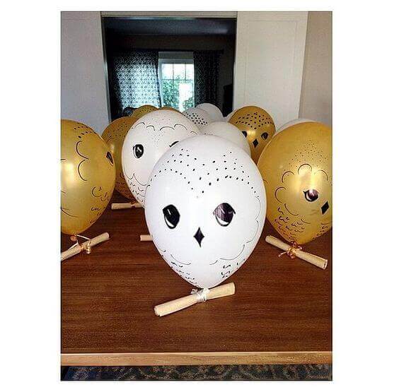 Make sure your guests invitations get delivered by using owls made of balloons!