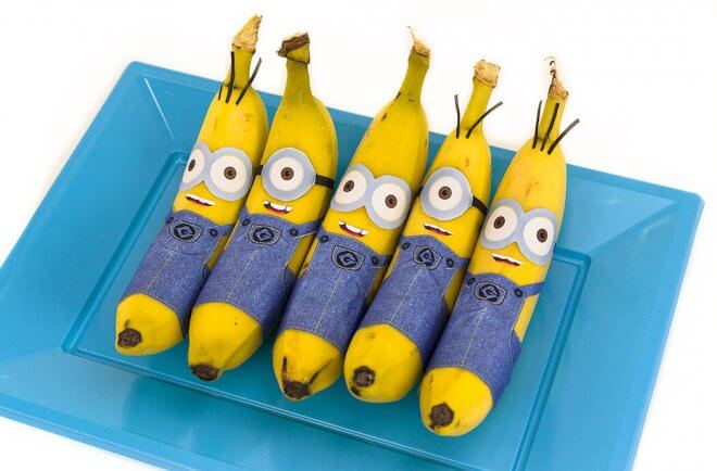 Looking for a healthy snack at your Despicable Me Minion party? These bananas (in printable outfits!) are the perfect solution.