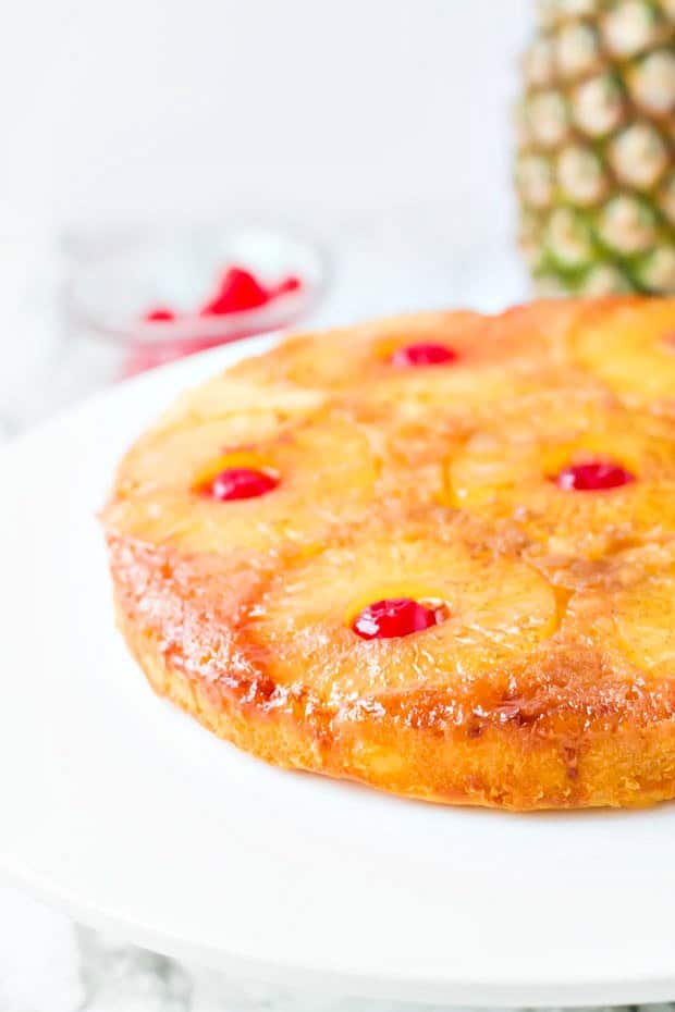 Un pedazo de comida en un plato con Pastel de Piña