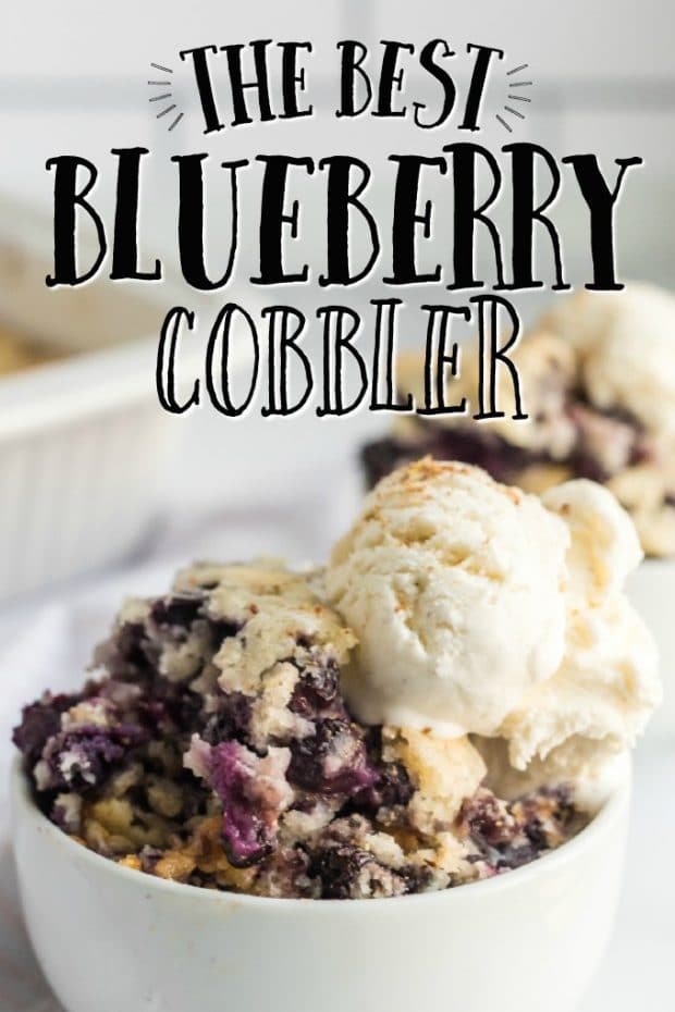 Un postre en un plato, con Cobbler y Blueberry