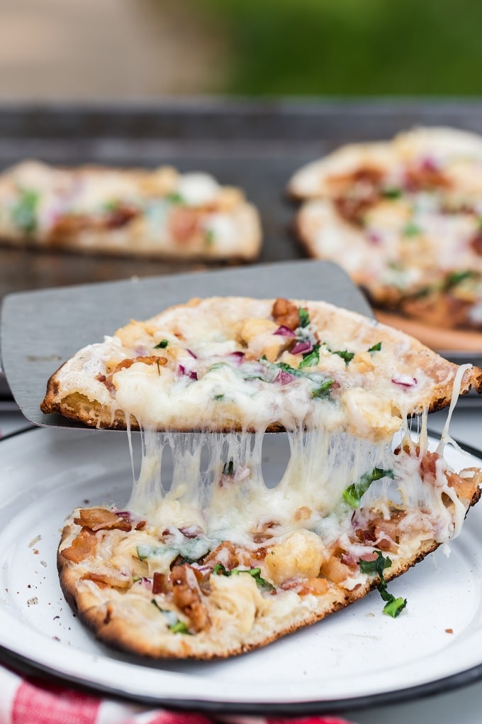 Een close-up van een bord eten met een stuk pizza, met Kampvuur en Camping