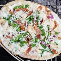 lähiruokaa nuotiolla ja pizzalla