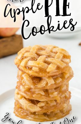 tarta de manzana cookies apilados en la parte superior de uno al otro en un plato blanco