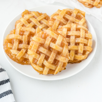 galletas de pastel de manzana en un plato blanco