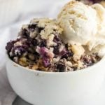 Un gros plan d'un bol de crème glacée, avec Blueberry et Cobbler