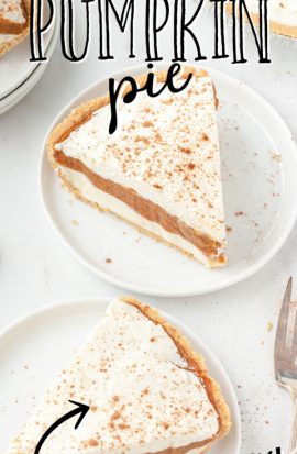 two No Bake pumpkin pie päällä whip cream ja cinnamon valkoisilla lautasilla