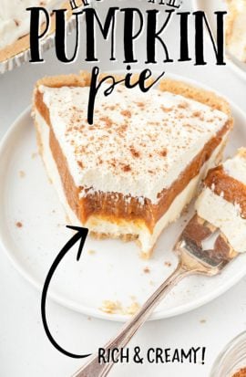 No Bake pumpkin pie päällä whip cream ja Cinnamon valkoisella lautasella pala haarukalla