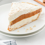 no di cuocere la torta di zucca conditi con panna e cannella su una targhetta bianca