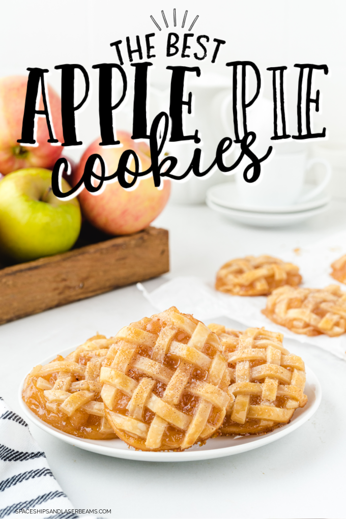 apple pie cookies på en hvid plade med æbler i baggrunden