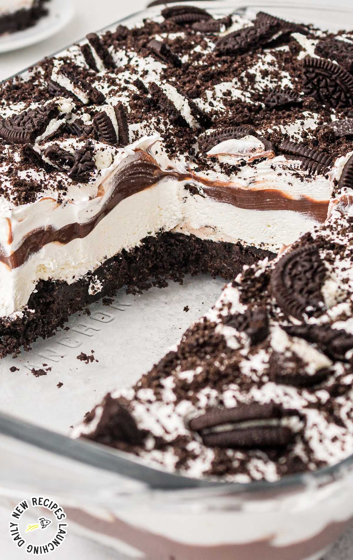 close up shot of Oreo delight in a clear baking pan