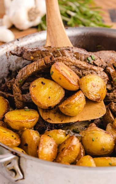 Garlic Butter Steak And Potatoes Skillet - Spaceships And Laser Beams