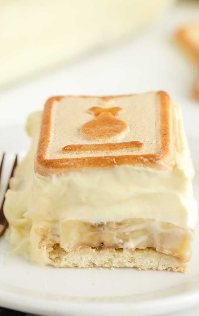close up shot of a slice of chessmen banana pudding on a plate