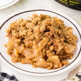 a plate of Apple Crisp