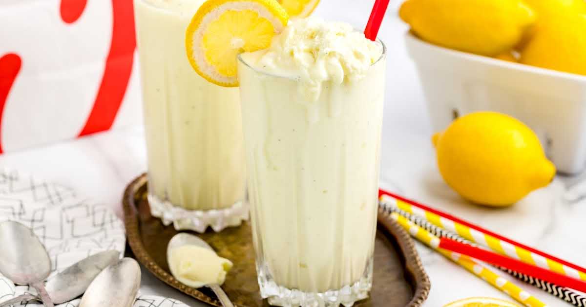 a close up shot of Chick Fil A Lemonade (Frosted) in a tall glass
