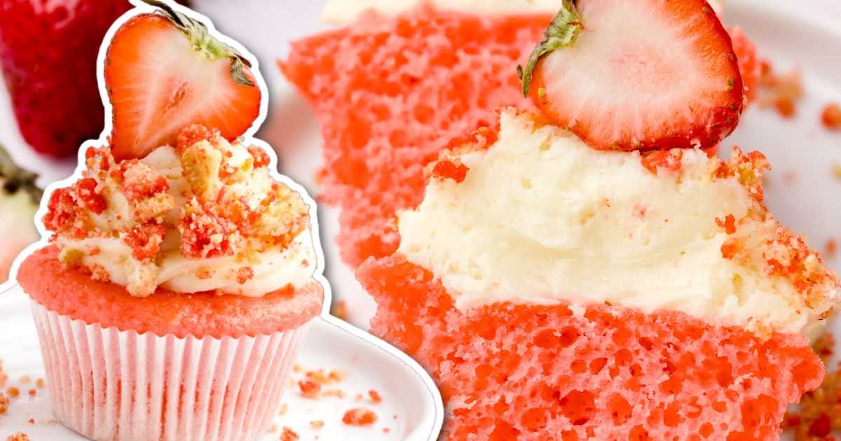 Strawberry Crunch Cupcakes – The Cozy Plum