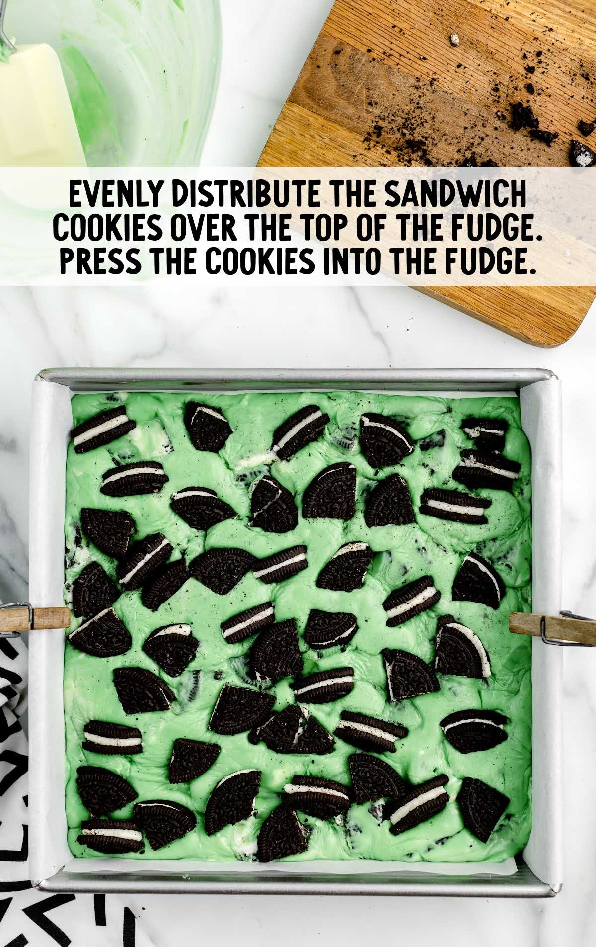 distribute the sandwich cookies over the top of the fudge