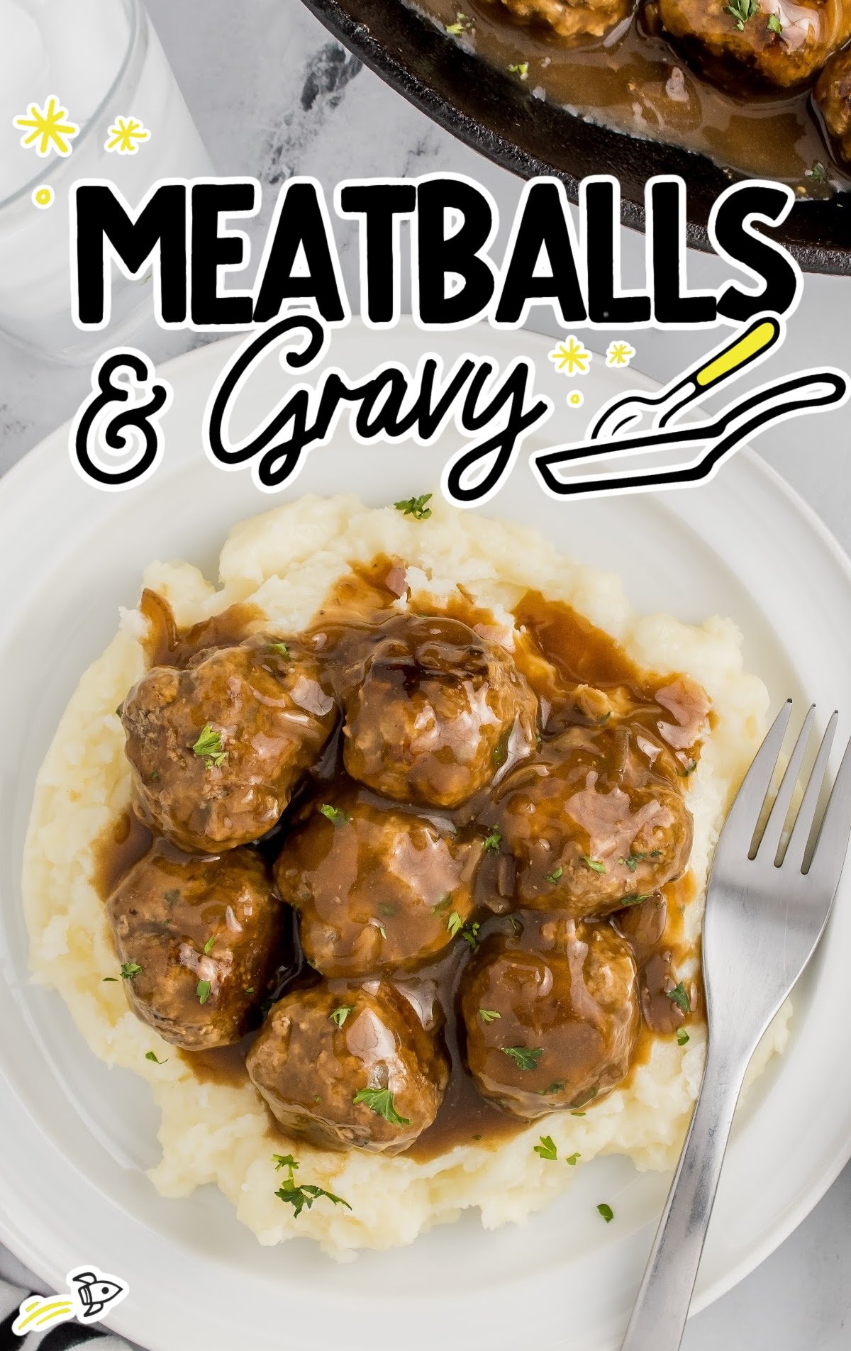 Meatballs and gravy on a dinner plate.