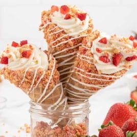 a bunch of Strawberry Crunch Cheesecake Cones