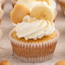 Banana Pudding Cupcakes topped with frosting, a slice of banana, and a vanilla wafer