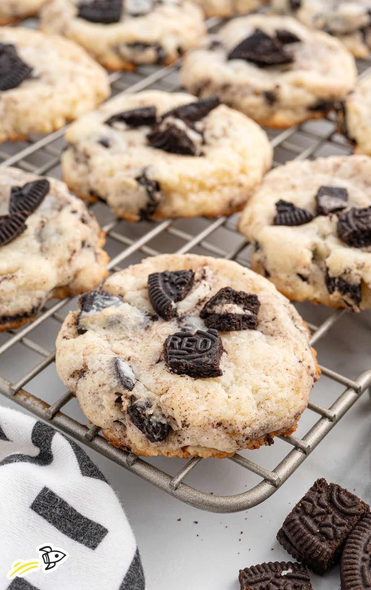 a bunch of oreo cheesecake cookies on a cooling rack