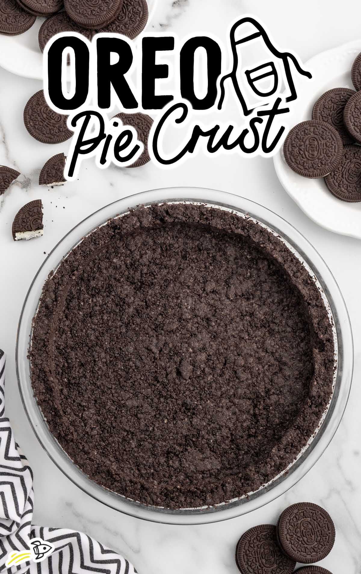 close up of a oreo pie crust