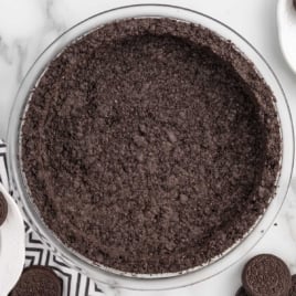 close up of a oreo pie crust